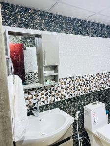 uma casa de banho com um lavatório e um espelho em Amir Rum luxury tents em Wadi Rum