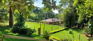 un patio verde con una casa al fondo en Recanto Saira, en Caeté