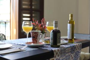 a table with two bottles of wine and two glasses at Hospedium GL Andújar Suites in Andújar