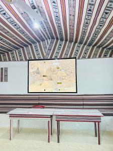 um quarto com uma mesa e um mapa no tecto em Amir Rum luxury tents em Wadi Rum