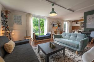 sala de estar con sofá azul y mesa en Villa Juliette - Welkeys en Écully
