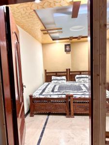 1 dormitorio con cama y techo en Vacations In, en Nathia Gali