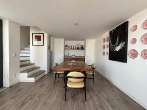 グアダラハラにあるCasa Alhaja - Amatistaのダイニングルーム(テーブル、椅子、階段付)