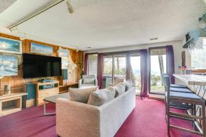 un soggiorno con divano e TV di Ski-InandSki-Out Wintergreen Resort Condo and Hot Tub! a Mount Torry Furnace