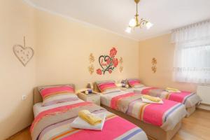 Кровать или кровати в номере AUTOMOTODROM GROBNIK - Apartments and Rooms Skejić
