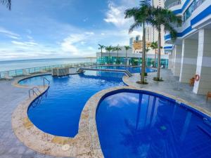 uma piscina com vista para o oceano em Apartments In front of the Beach em Cartagena das Índias