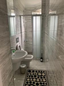 un bagno con lavandino, WC e doccia di Şile Kumbaba'da Özel Havuz Tamamen müstakil Villa a Şile