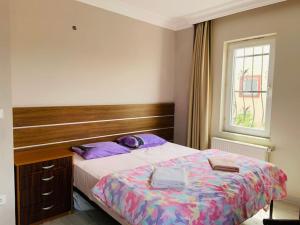una camera da letto con un letto con testiera in legno di Şile Kumbaba'da Özel Havuz Tamamen müstakil Villa a Şile Altre 31 foto