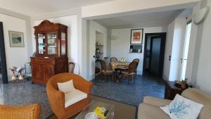 un salon avec une table et des chaises dans l'établissement Villa Alba, à Zoagli