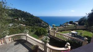 une vue d'un escalier avec l'océan en arrière-plan dans l'établissement Villa Alba, à Zoagli