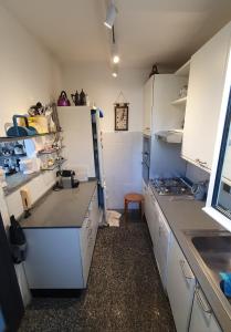 une cuisine avec des armoires blanches et un comptoir dans l'établissement Villa Alba, à Zoagli 14 autres photos