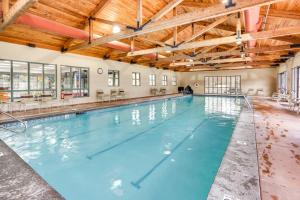 una grande piscina coperta con acqua blu in un edificio di Redmond Golf Getaway - Near Smith Rock State Park! a Redmond