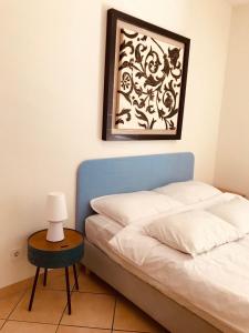 um quarto com uma cama e uma mesa com uma fotografia em Boka Residence 8 em Herceg Novi