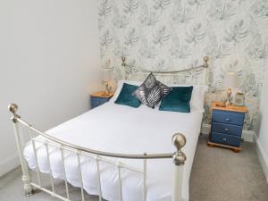 una camera con un letto bianco e due comodini di Havens End a Conwy