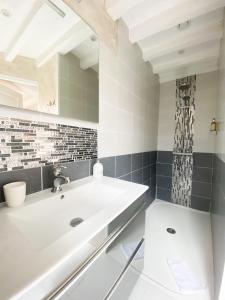 レ・ザンドリにあるChambres D'Hôtes La Villa Aliénorのバスルーム(白い洗面台、トイレ付)