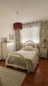 Een bed of bedden in een kamer bij Apartamento céntrico en la playa de Bueu