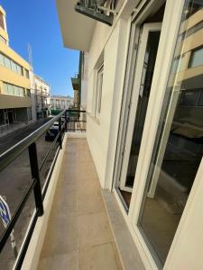 een balkon van een gebouw met uitzicht op een straat bij Domek v srdci Fara in Faro