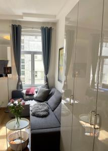ein Wohnzimmer mit einem Sofa und einer Glaswand in der Unterkunft Your home in Vienna Self Check In in Wien