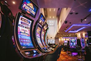 um casino com muitas máquinas de fenda em um casino em Park Hyatt Mendoza Hotel, Casino & Spa em Mendoza