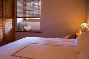 Un dormitorio con una gran cama blanca con ventana. en Casa Hilda 2, en El Paso 13 fotos más
