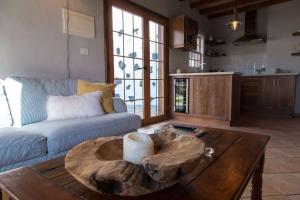 una sala de estar con un sofá y una mesa en Casa Hilda 2, en El Paso