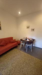 - un salon avec un canapé rouge et une table dans l'établissement Sweet House, à Lisbonne