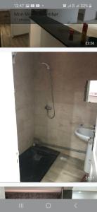 a bathroom with a shower and a sink at lileana in Alger