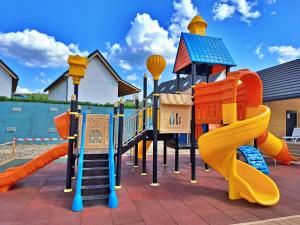a playground with a slide and a slideintend at Zefirowe Wzgórze in Polańczyk