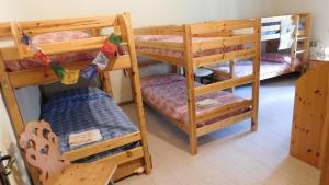 Letto o letti a castello in una camera di Casa BnB Pappappero Monti della Laga