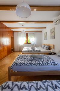 - une chambre avec 2 lits dans l'établissement Apartma Judita in Glamping Luna, à Bled