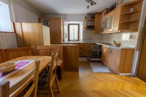 uma cozinha com armários de madeira e uma mesa de madeira em Apartma Judita in Glamping Luna em Bled
