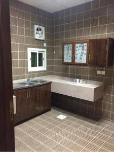 uma casa de banho com uma banheira e um lavatório em Queen Apartment em Amã