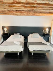 2 camas individuais num quarto com 2 candeeiros em Carretas dúplex exterior derecha em Madri