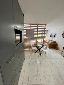 Una cocina con una mesa y una sala de estar. en Trendy Green Point Retreat, en Ciudad del Cabo