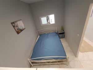 ein kleines Zimmer mit einem Bett in der Ecke in der Unterkunft Irene's home in Igoumenitsa