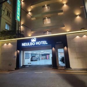 un hotel nissanoco con garaje por la noche en Namuneulno hotel, en Busan