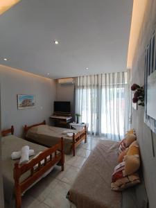Habitación de hotel con 2 camas y TV en Irene's home en Igoumenitsa