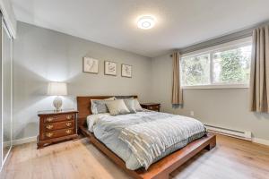 Säng eller sängar i ett rum på Cozy Wooded Retreat Near Long Lake and Olympia