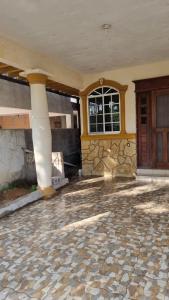 Cette grande maison dispose d'un sol en pierre et d'un pilier. dans l'établissement Casa Champaya, à Tampico