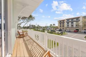 uma varanda com vista para um parque de estacionamento em Ocean Retreat Pool, Bbq, Short Walk To Beach em Saint Augustine Beach