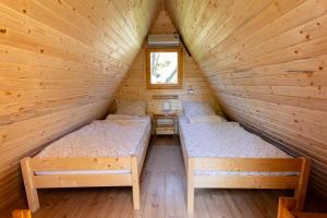 Habitación con 2 camas en una cabaña de madera en Apartma Judita in Glamping Luna en Bled