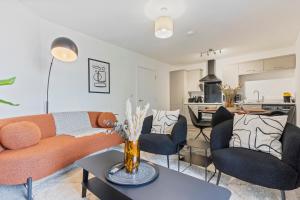 ein Wohnzimmer mit einem Sofa und einem Tisch in der Unterkunft New 2 Bedroom Apartment in Burton in Burton upon Trent