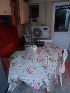 einen Tisch mit einer Decke in der Küche in der Unterkunft În Buna Ziua in Cluj-Napoca