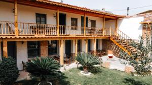 Una casa grande con una terraza de madera. en Attalos Suites Hotel en Bergama