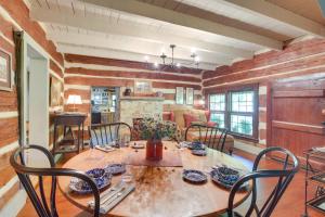 - une salle à manger avec une table et des chaises dans l'établissement Restored Buchanan Log Cabin on 9-Mile Creek!, à Reba