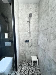 y baño con ducha y lavamanos. en Przy plaży Apartament BURZA, en Międzyzdroje