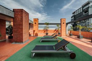 una fila di tavoli da ping pong su un edificio di Orange Suites by Vibra Bonita a Medellín