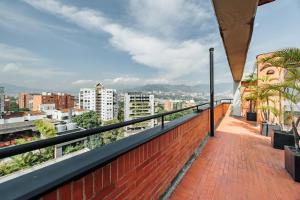 un balcone con vista sulla città di Orange Suites by Vibra Bonita a Medellín