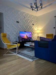 Televiisor ja/või meelelahutuskeskus majutusasutuses Private room in Rayfied, Jos