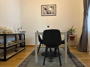 - un bureau avec une chaise et une table avec un chat dans l'établissement Private room in Rayfied, Jos, à Jos